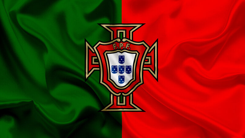 Áo thi đấu của đội tuyển Bồ Đào Nha thường là sự kết hợp của đỏ và xanh lá