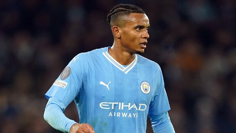 Manuel Akanji hiện đang thi đấu cho Man City